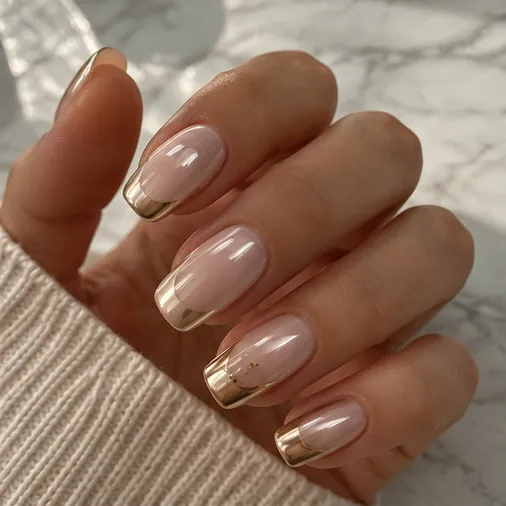 Detalle de uñas elegantes con acabado dorado, NACAR Majadahonda